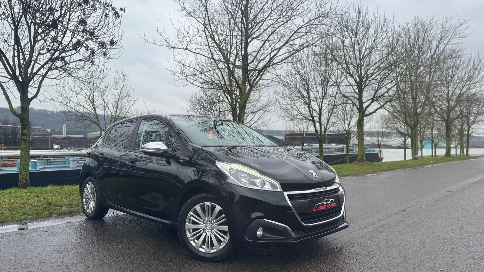 Peugeot 208 : photo 1