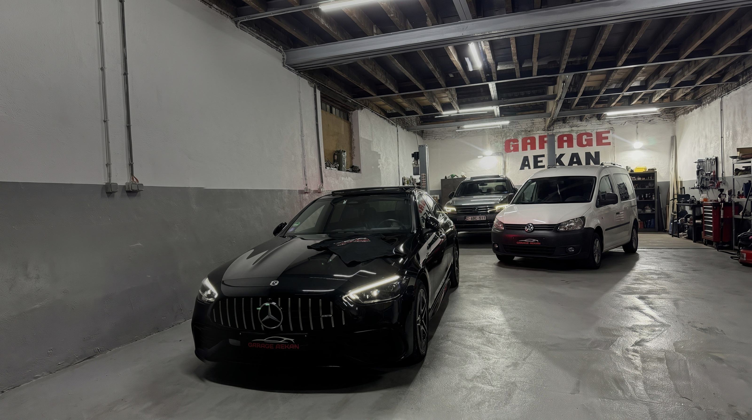 Le showroom du Garage Aekan à Herstal, voitures alignées sous l'enseigne